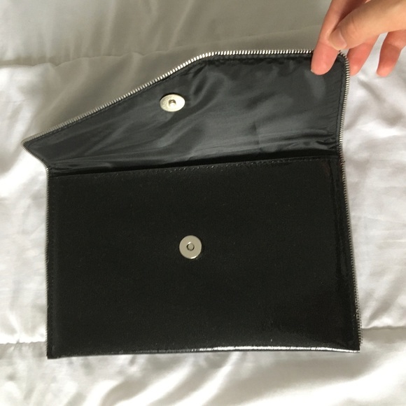 ✨NWT✨ Glossy black evening clutch - Picture 3 of 4